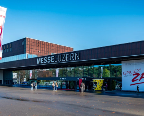 Entrée du centre d'exposition Messe Luzern, avec des affiches de l'événement ZAGG, une foire professionnelle suisse dédiée aux secteurs de l'hôtellerie, de la gastronomie et des métiers de bouche.