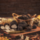 Assortiment de produits Tartuflanghe, incluant des truffes et des spécialités italiennes, soigneusement disposés sur une table en bois, mettant en valeur des produits gastronomiques de qualité.